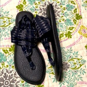 Sanuk black strap sandals
